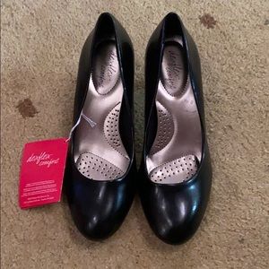 NWT Dexflex black heels